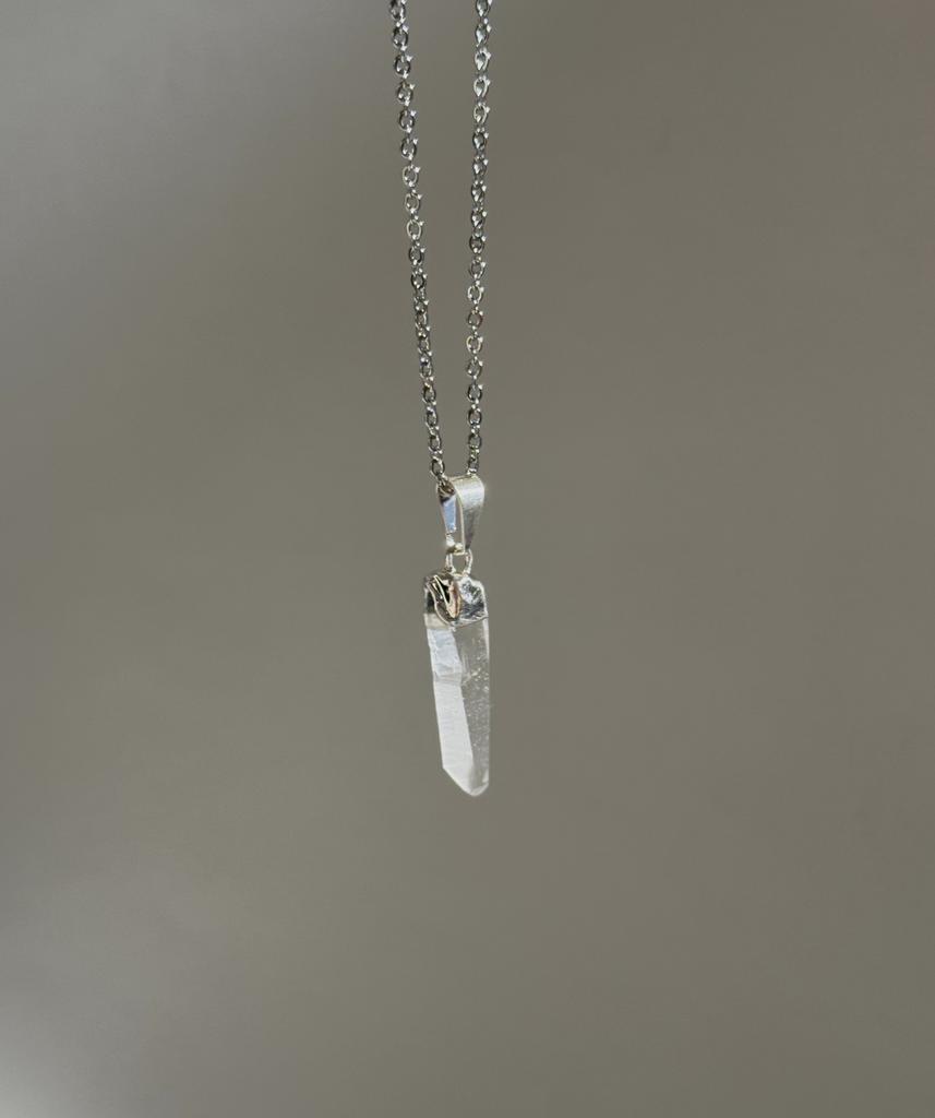 Подвеска с кристаллом горного хрусталя в обрамлении серебра