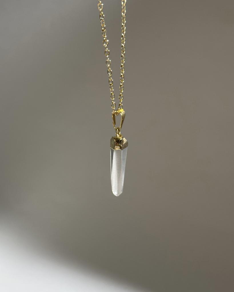 Подвеска с кристаллом горного хрусталя в обрамлении золота 24к