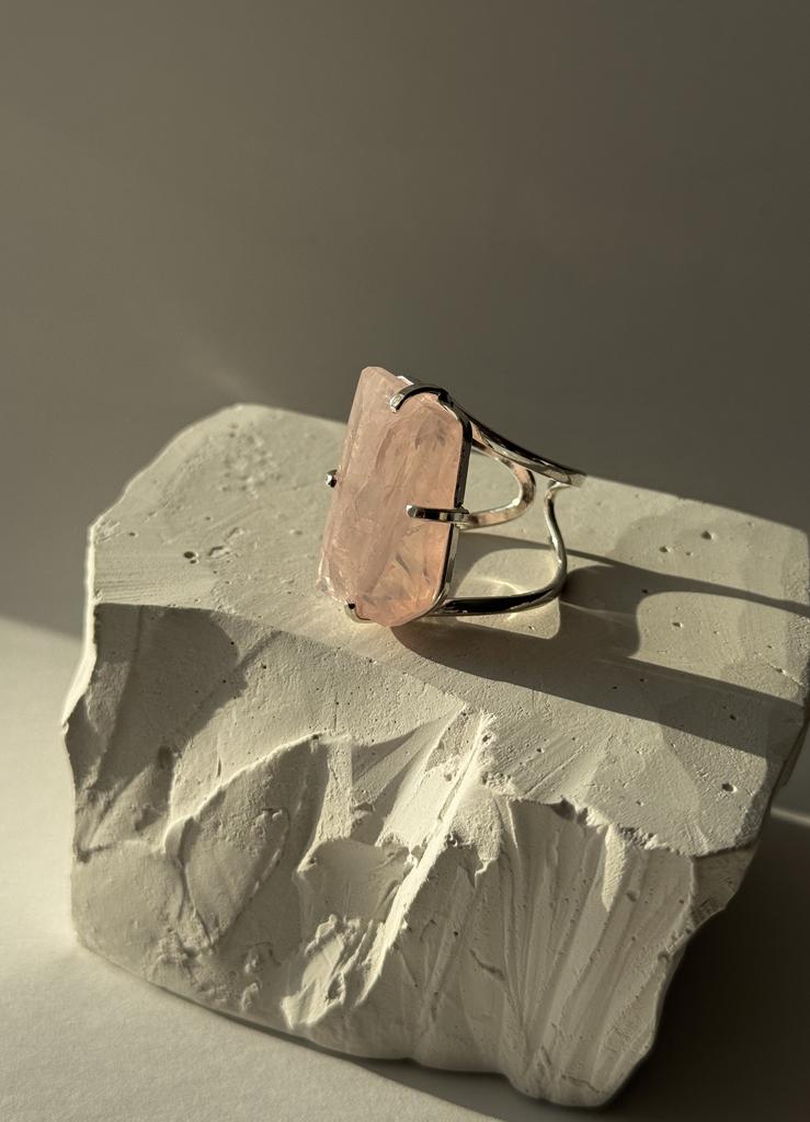 Кольцо с шлифованным розовым кварцем 18 - 21 размер