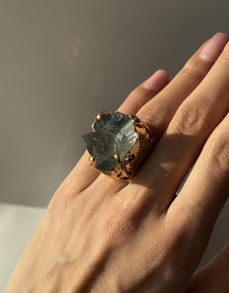 Кольцо кафф с тонированным горным хрусталем в обрамлении 16 - 18,5 размер