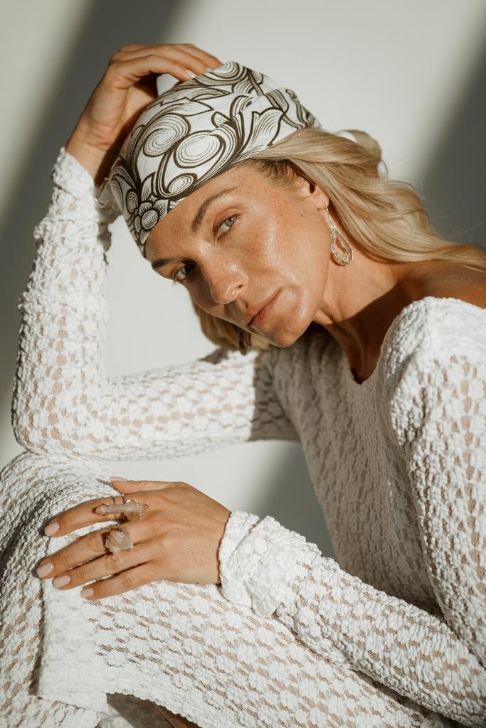 Серьги со светлым срезом агата в обрамлении золота