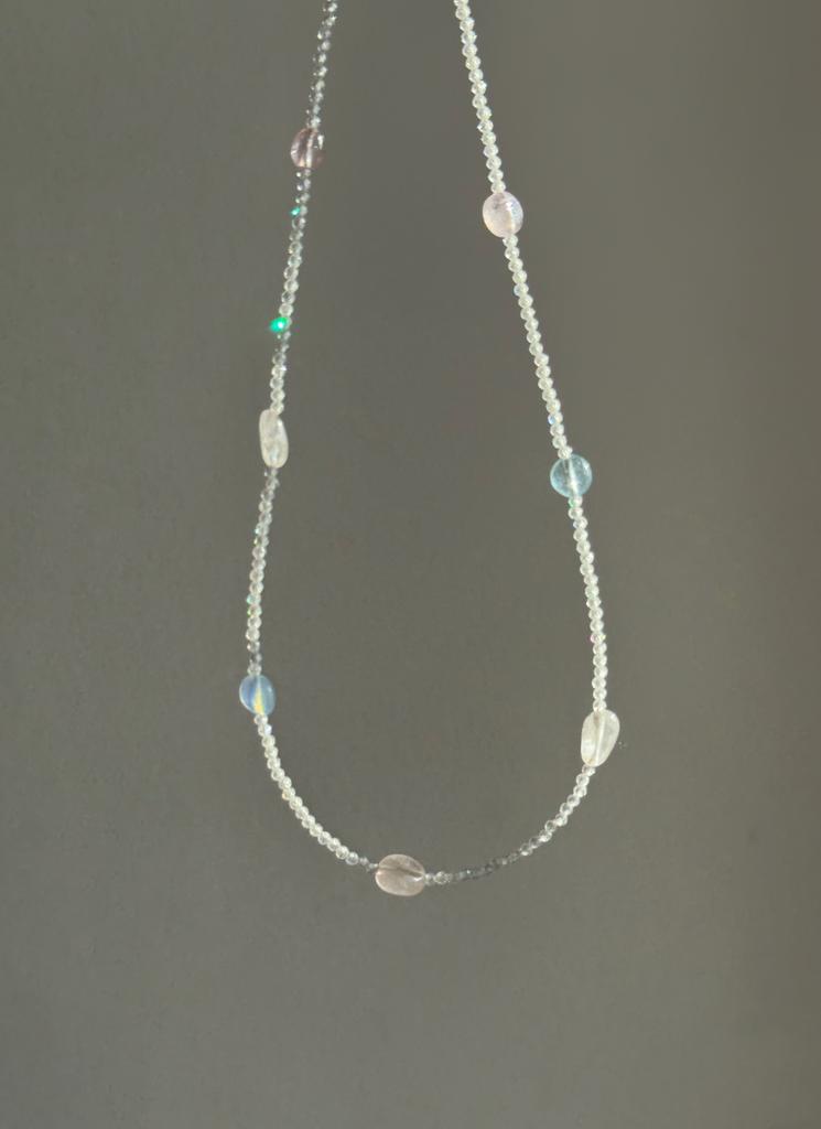 Чокер с горным хрусталем, аквамарином и розовым кварцем