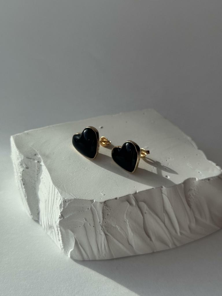 Серьги с черным ониксом в форме сердца  в обрамлении золота 24к