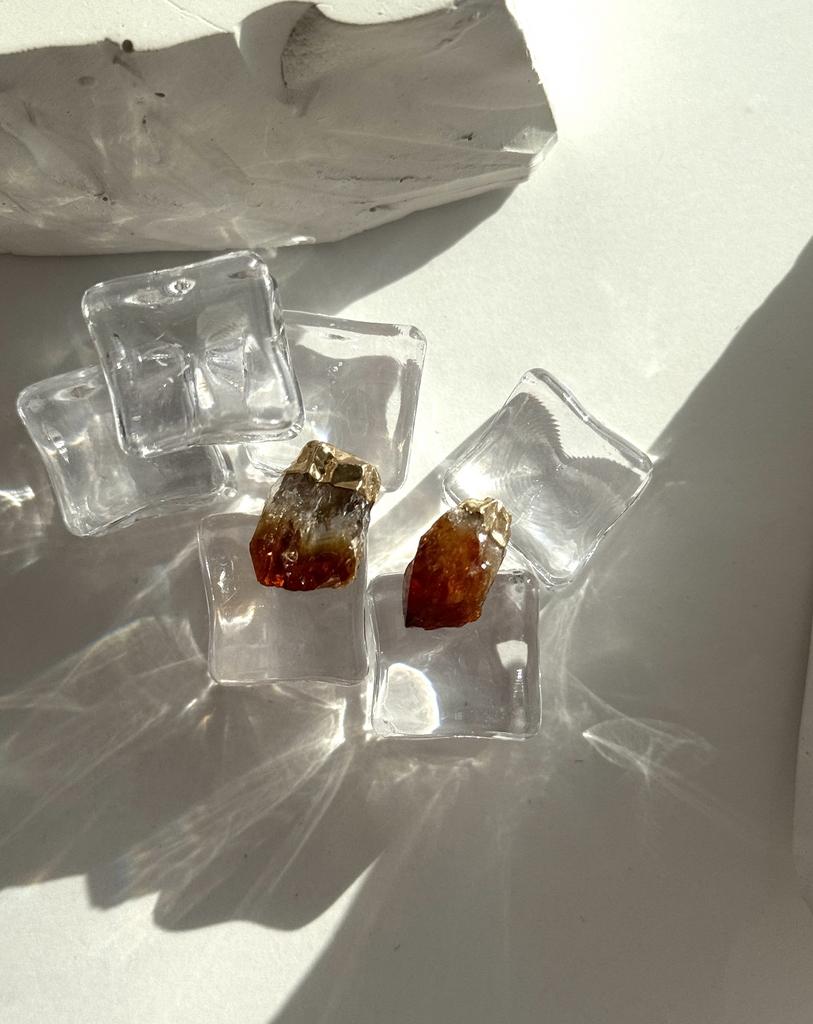 Асимметричные пусеты с кристаллами цитрина в обрамлении золота