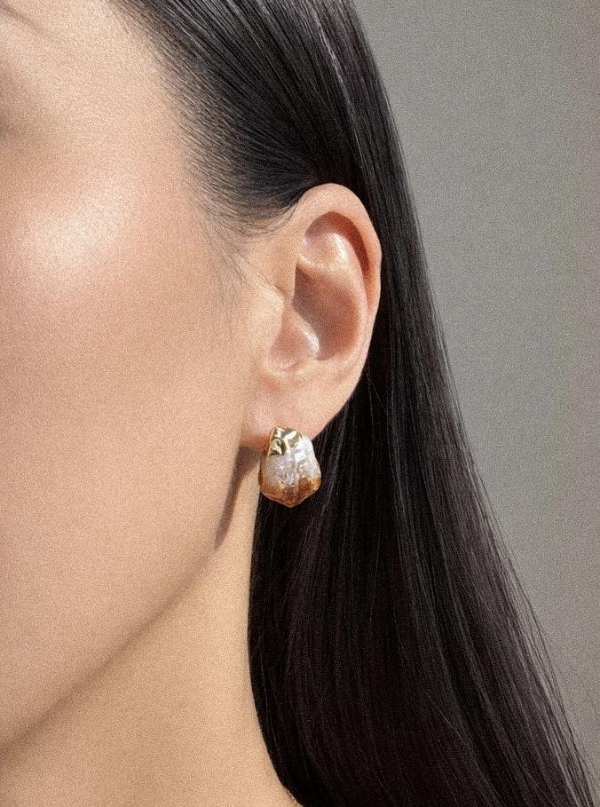 Асимметричные пусеты с кристаллами цитрина в обрамлении золота