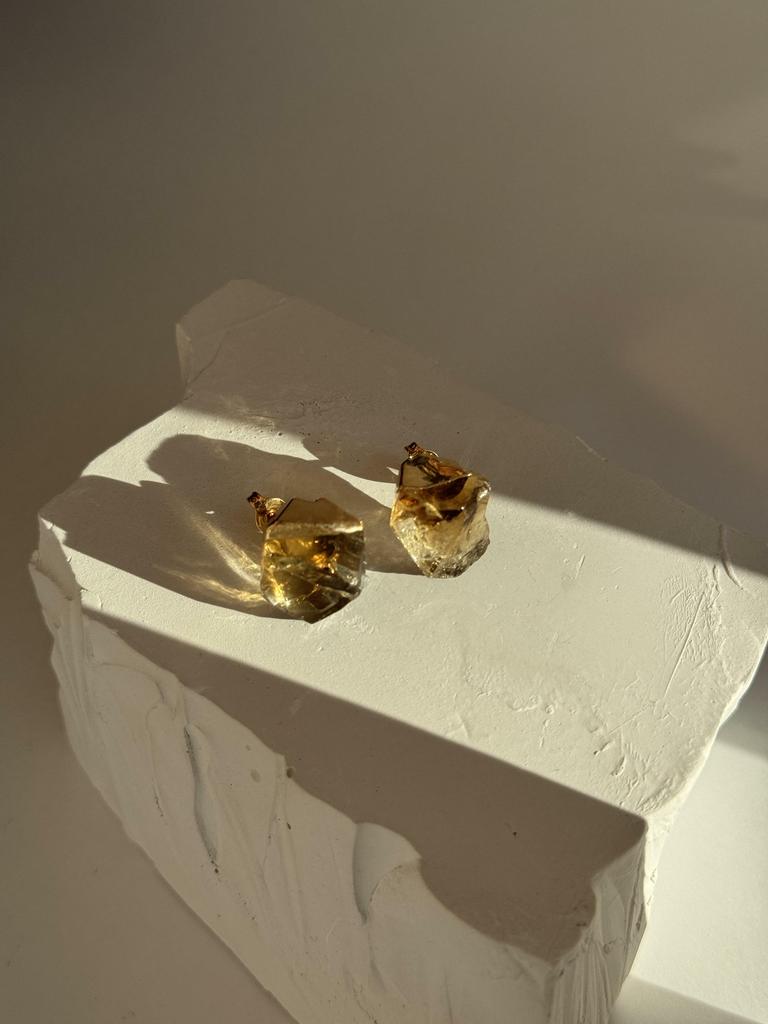 Асимметричные пусеты с кристаллами цитрина в обрамлении золота