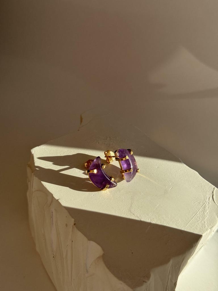 Асимметричные серьги с аметистом в форме луны