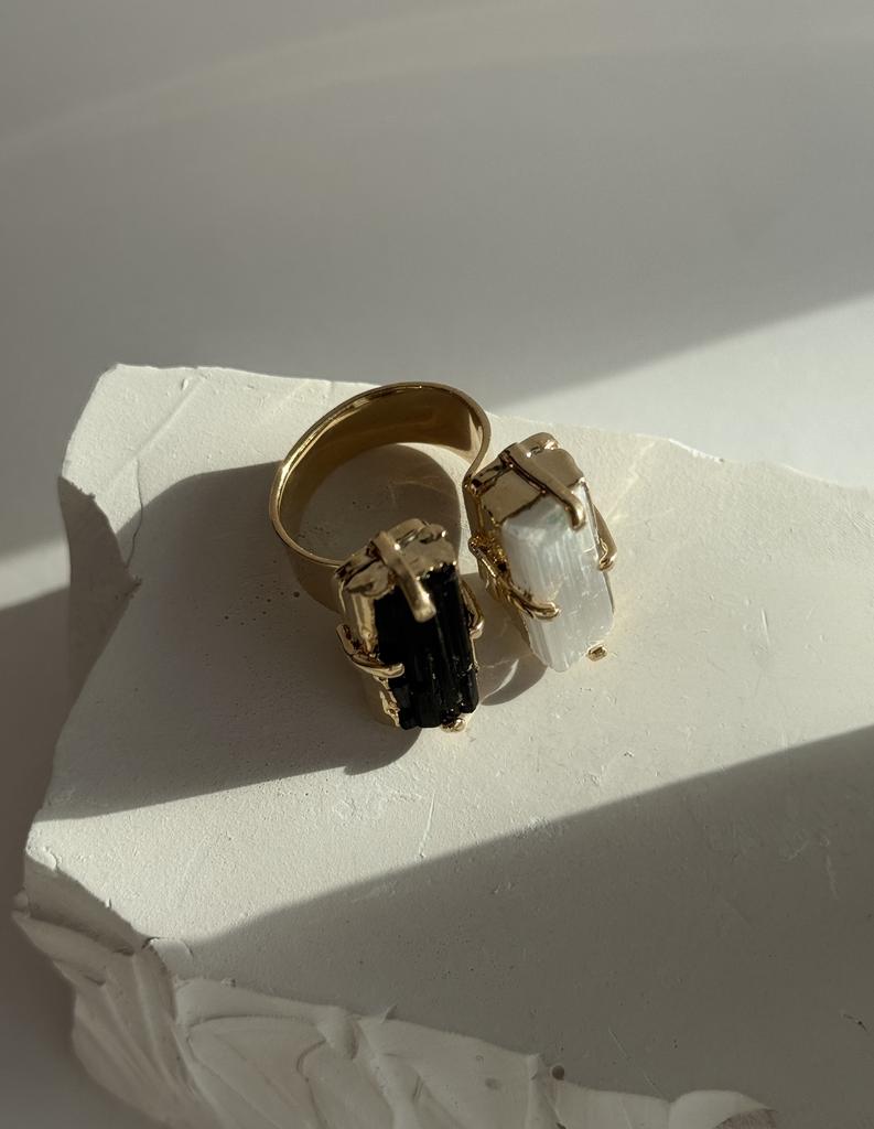 Кольцо кафф с черным турмалином и селенитом в обрамлении золота 24к