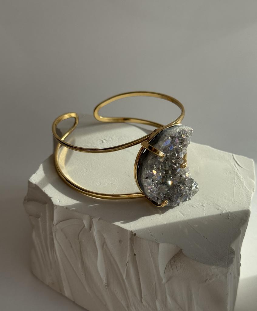 Браслет с металлизированной друзой агата в форме луны