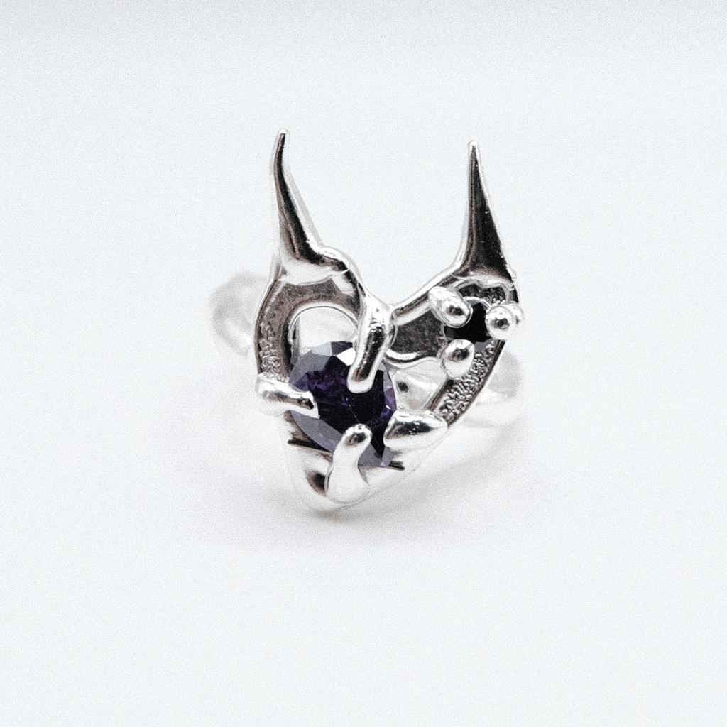 Кольцо-рожки с фиолетовым фианитом «My broken heart»