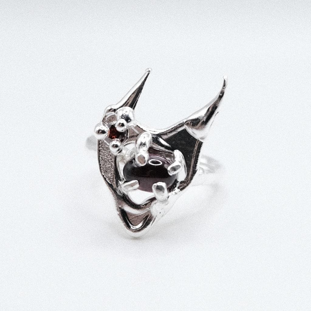 Кольцо-рожки с гранатом «My broken heart»