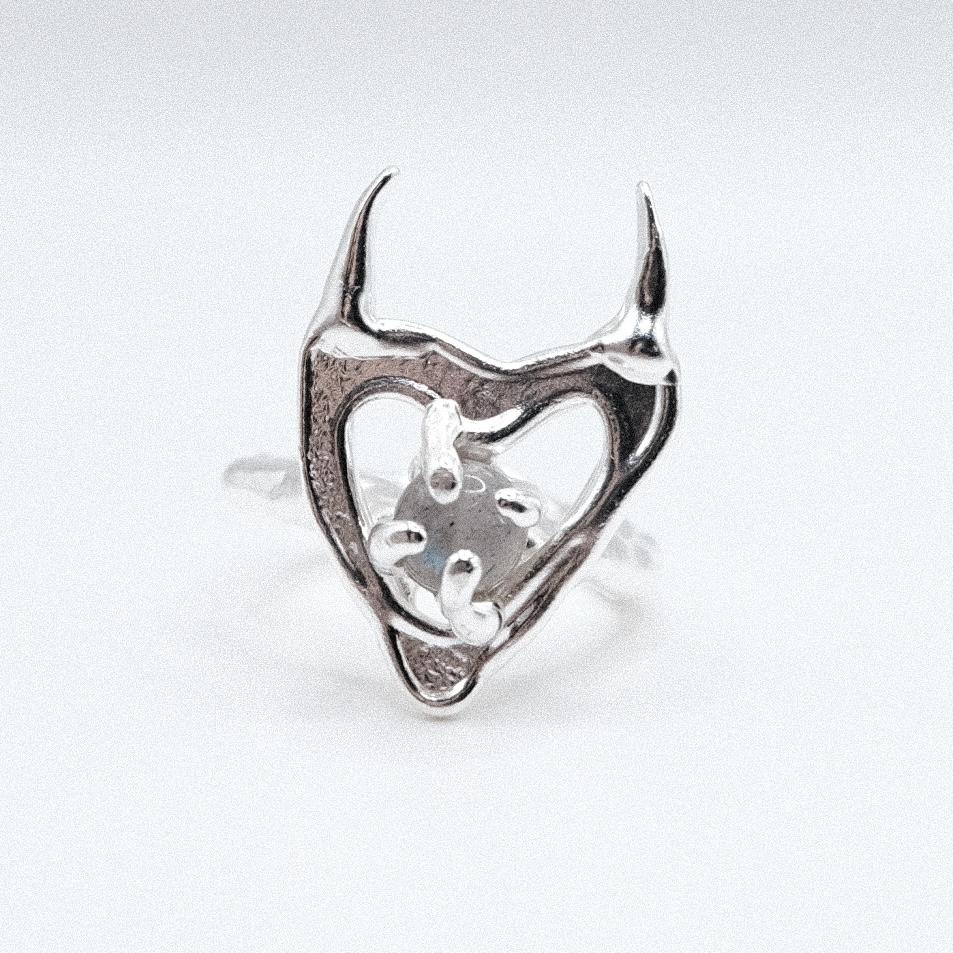 Кольцо-рожки с лабрадоритом «My broken heart»