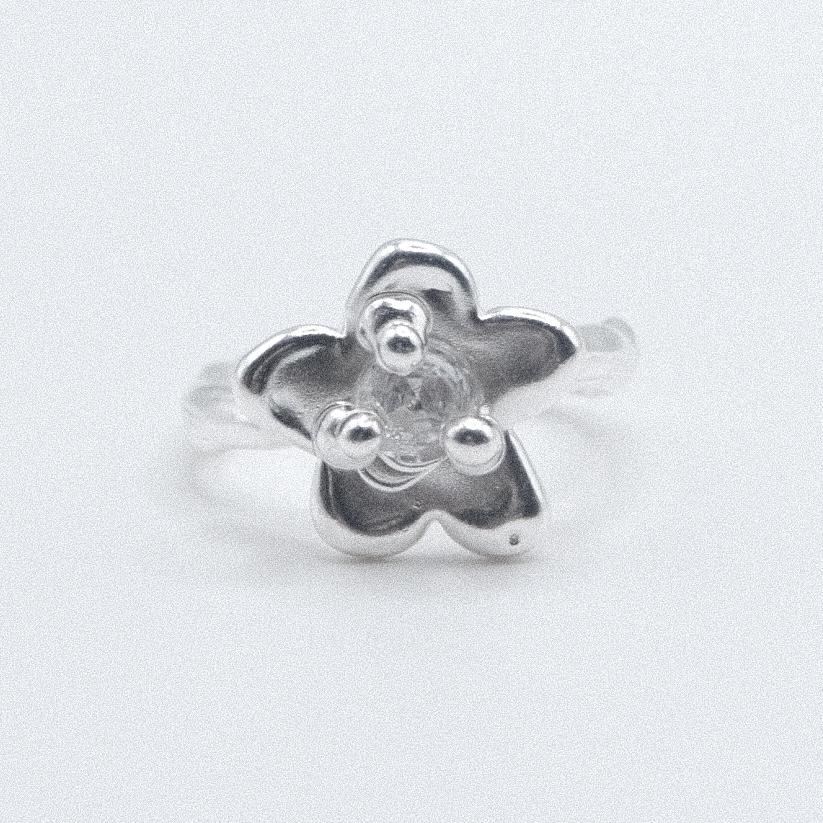 Кольцо-цветочек с белым фианитом