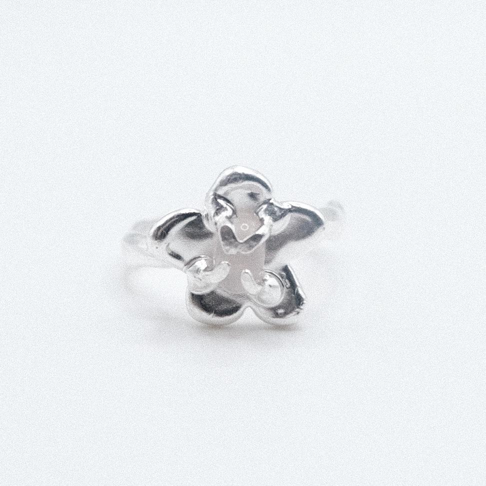 Кольцо-цветочек с кварцем