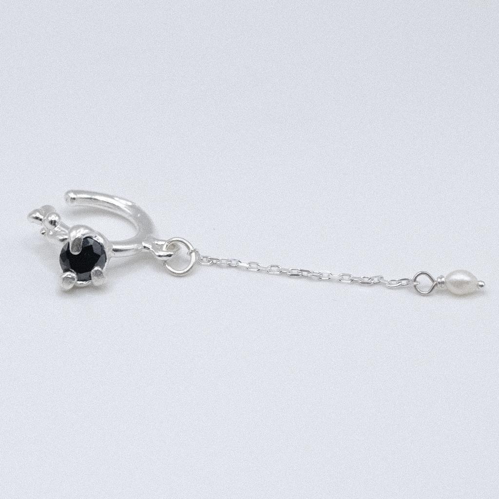 Кафф с чёрным фианитом и жемчугом «Скользко»