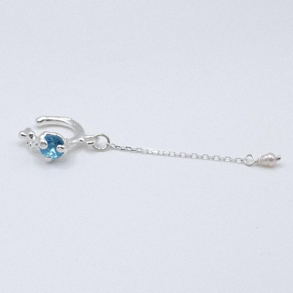 Кафф с голубым фианитом и жемчугом «Скользко»