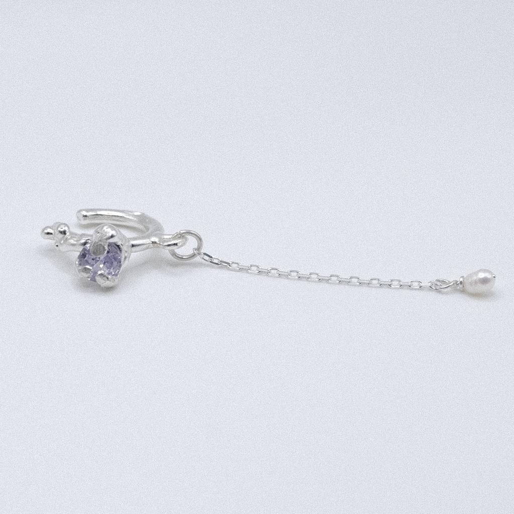 Кафф с сиреневым фианитом и жемчугом «Скользко»