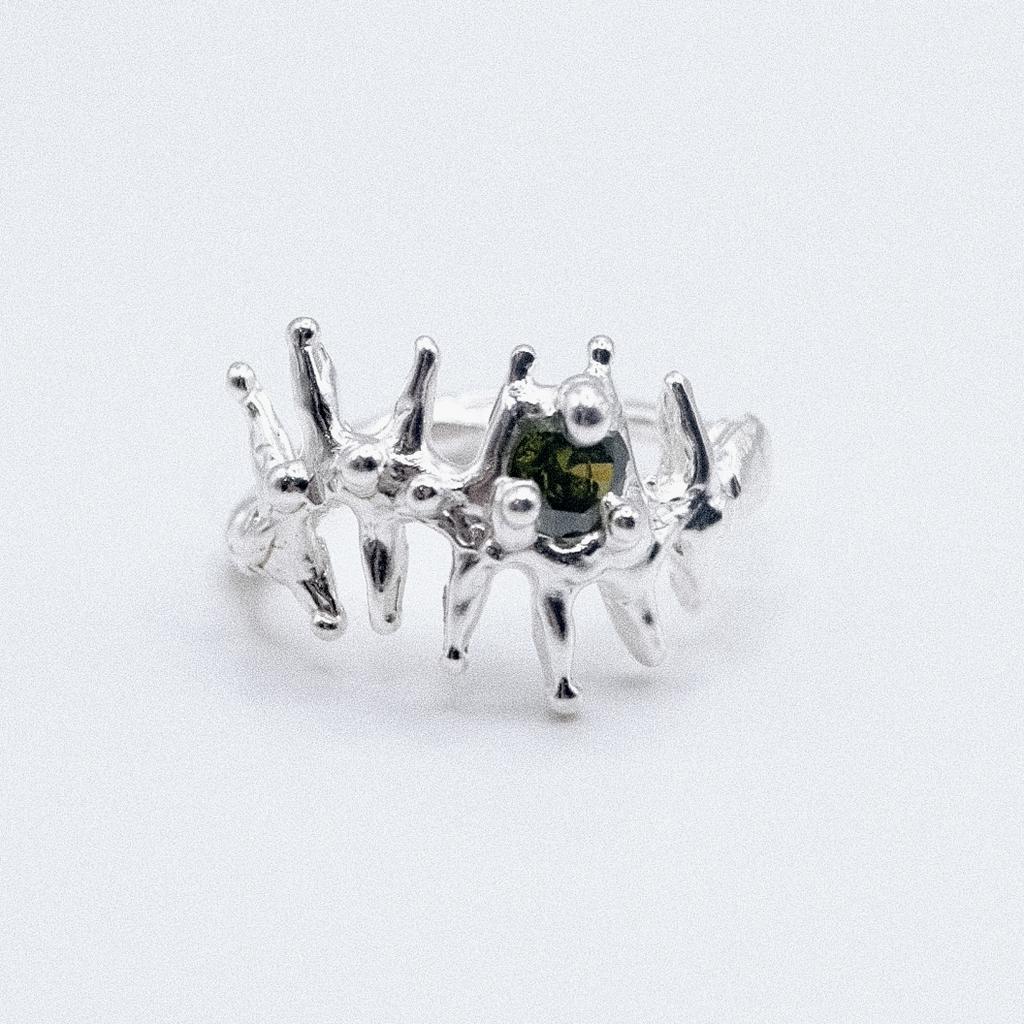 Кольцо «Многоножка» с зелёным фианитом