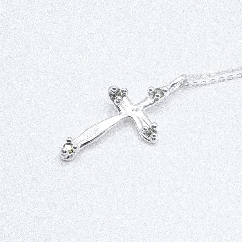 Подвеска с зелёными фианитами