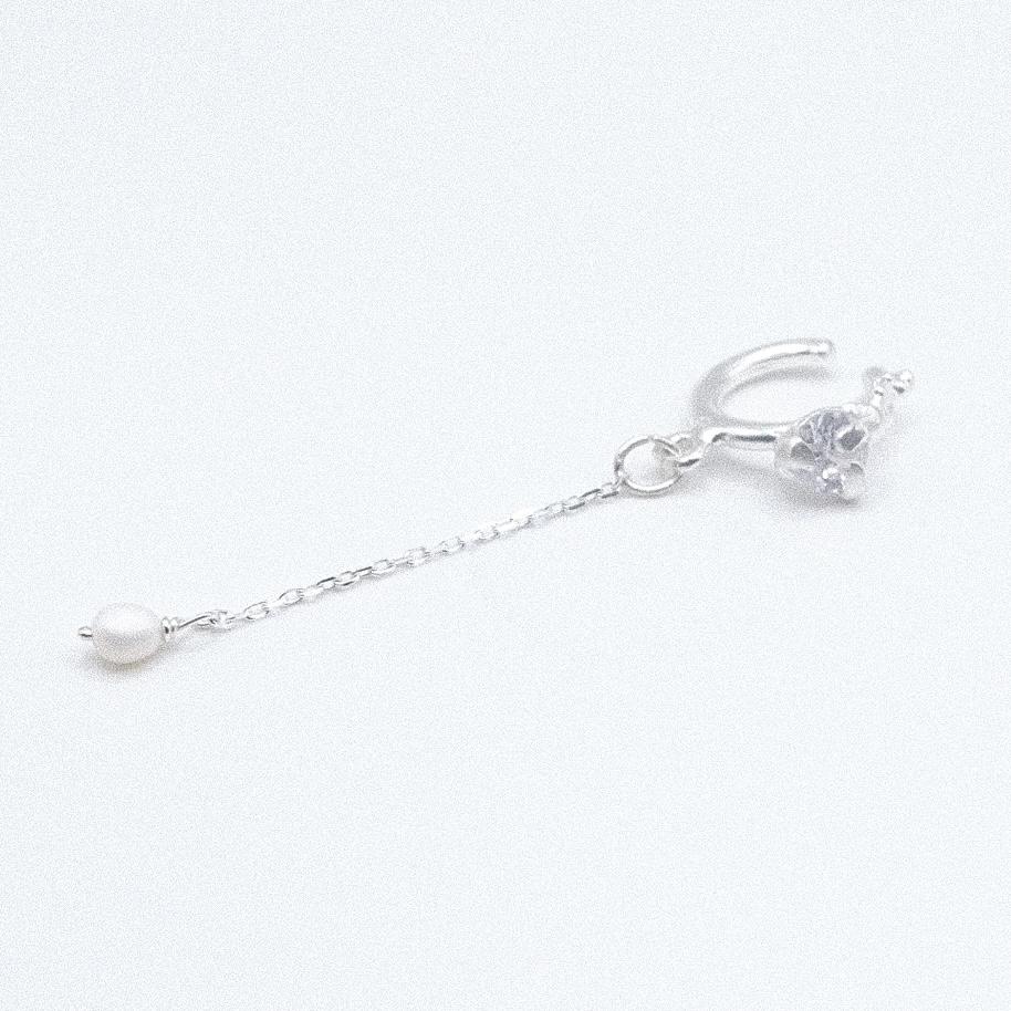 Кафф с белым фианитом и жемчугом «Скользко»