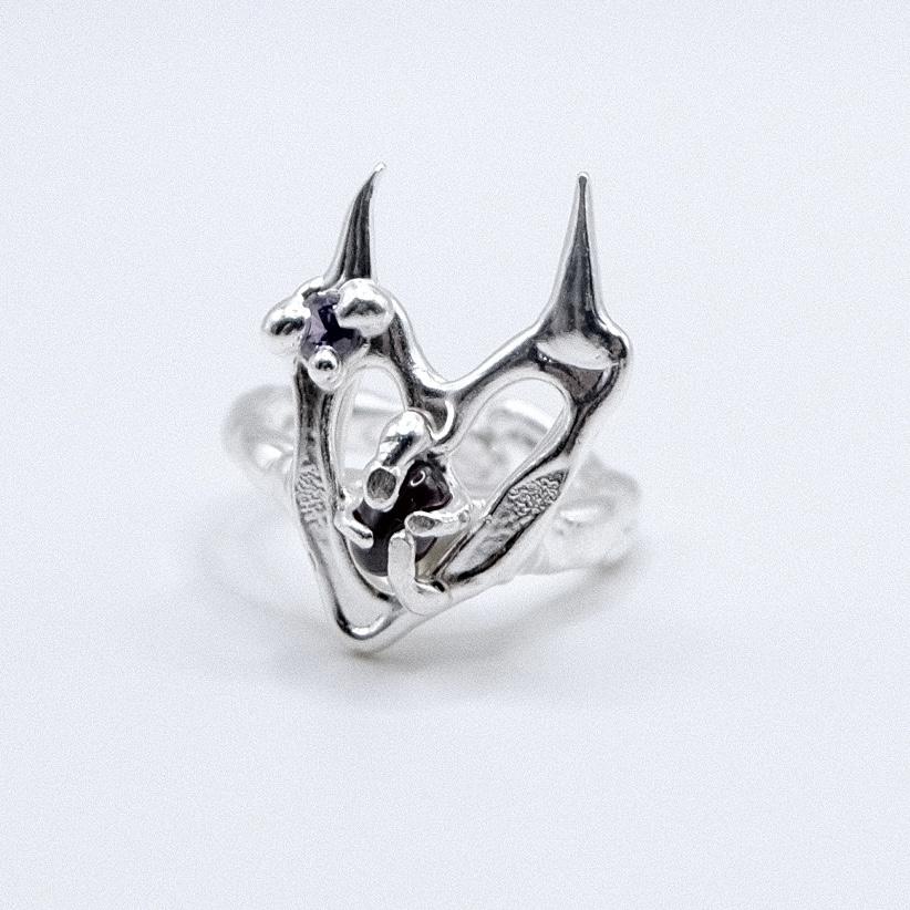 Кольцо-рожки с гранатом «My broken heart»