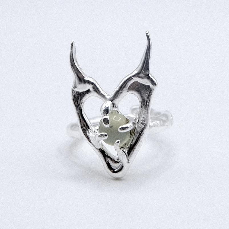 Кольцо-рожки с пренитом «My broken heart»
