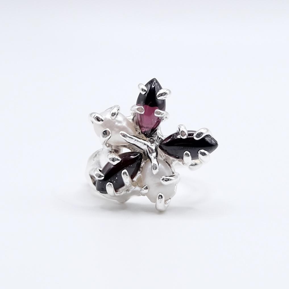 Кольцо с жемчугом и гранатом “Лютик”