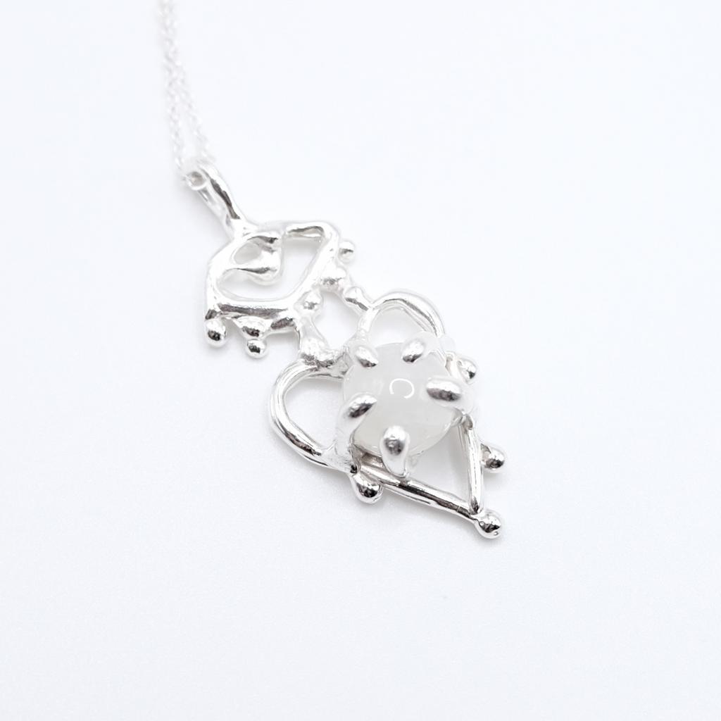 Подвеска с лунным из сердечного дропа