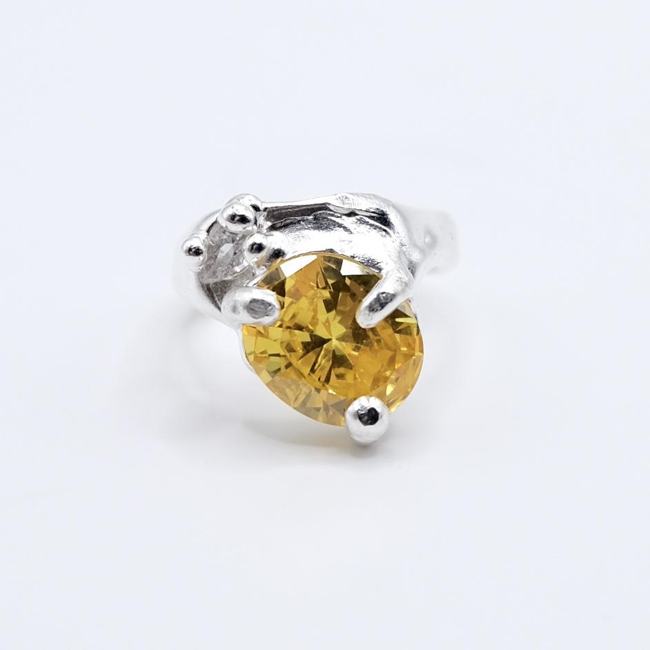Кольцо с жёлтым фианитом "Скользко"