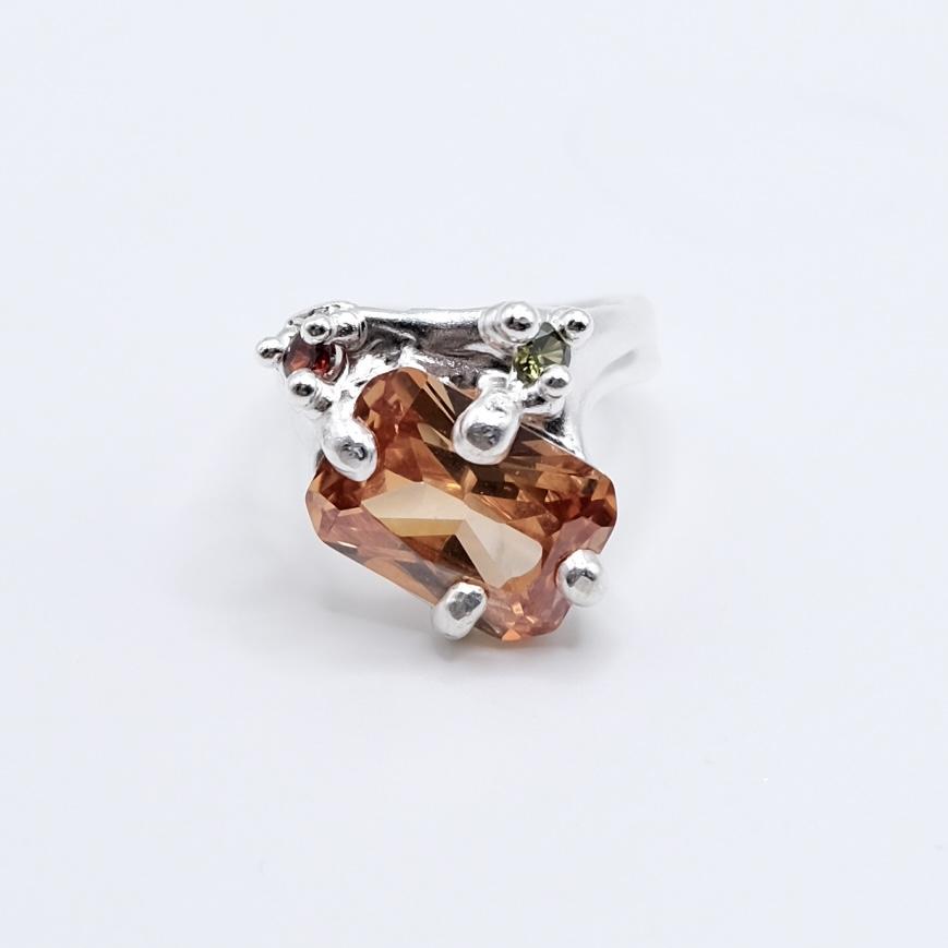 Кольцо с фианитом "Скользко"