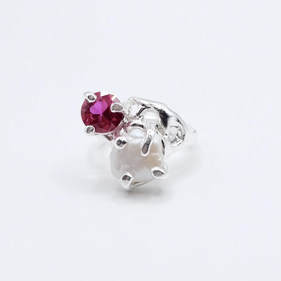 Кольцо с жемчугом и корундом