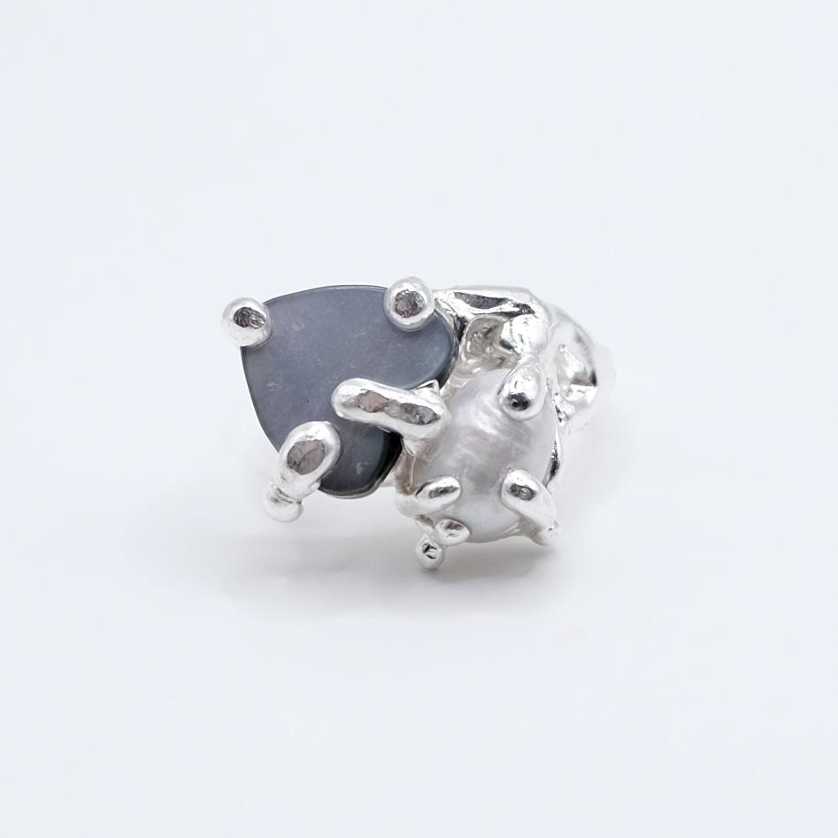 Кольцо с жемчугом и перламутром