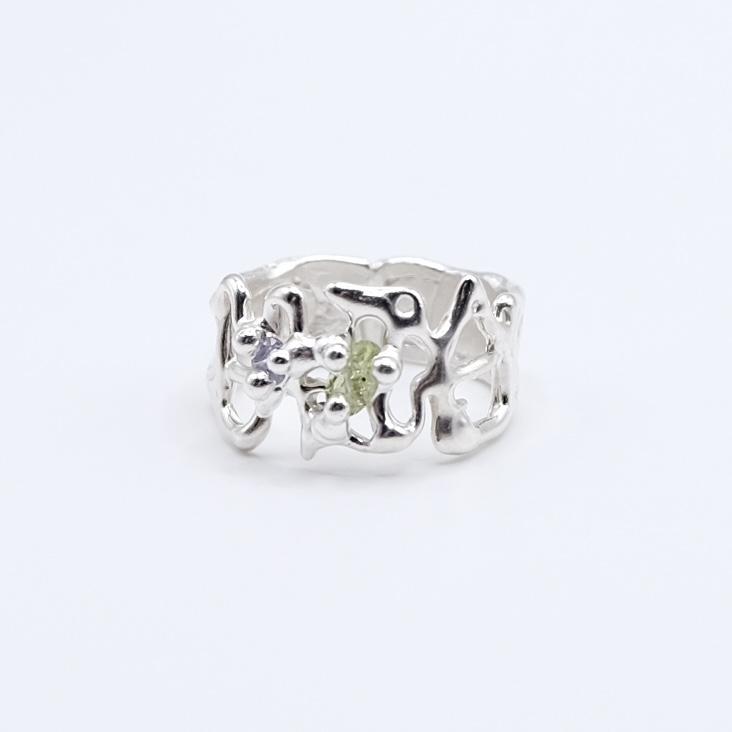 Кольцо с фианитами "Скользко"