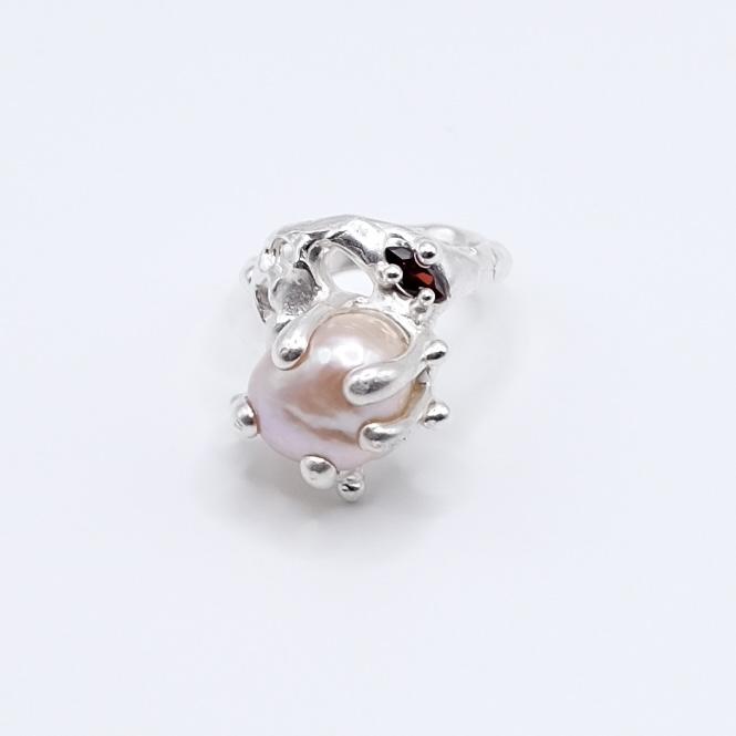 Кольцо с жемчугом и фианитом "Скользко"