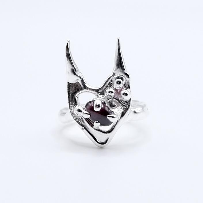 Кольцо-рожки с гранатом