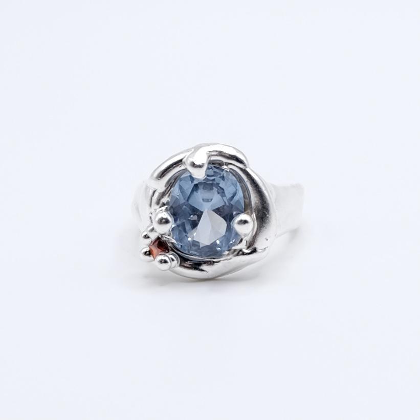 Кольцо-печатка с голубым фианитом "Скользко"