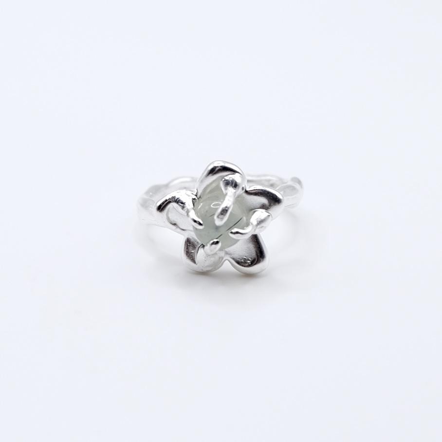 Кольцо-цветочек с пренитом