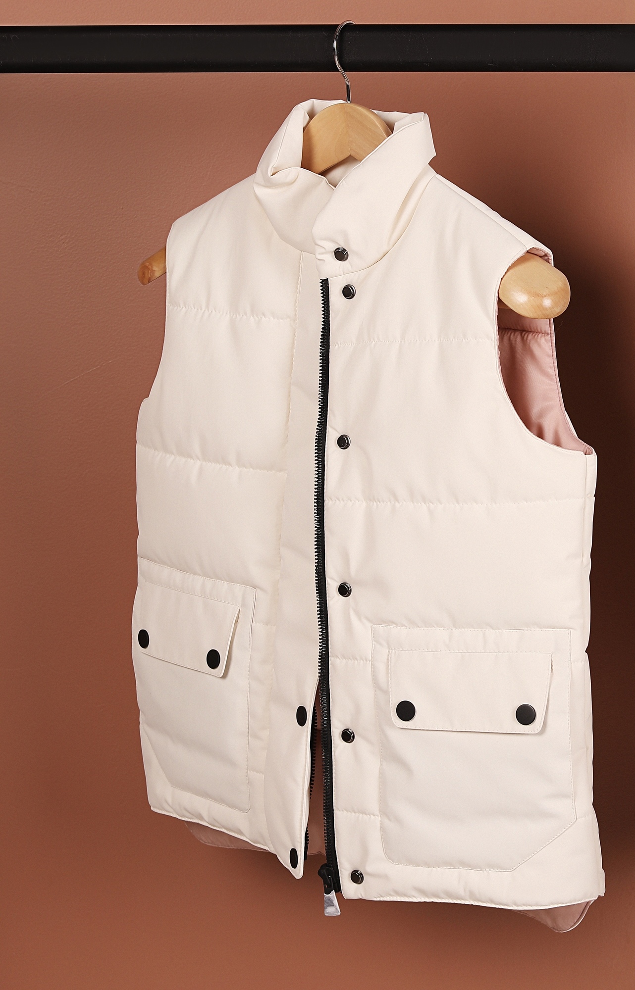 Жилет в молочном цвете