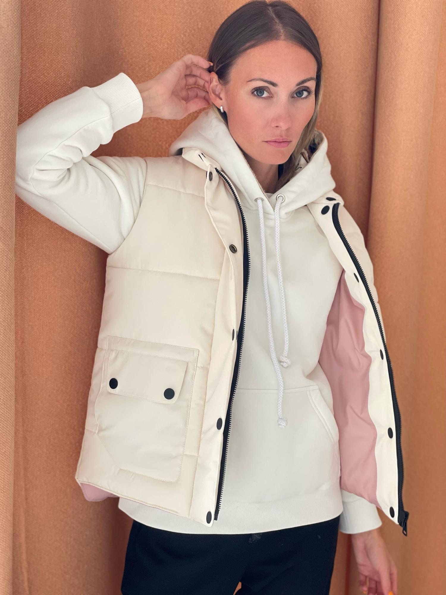 Жилет в молочном цвете