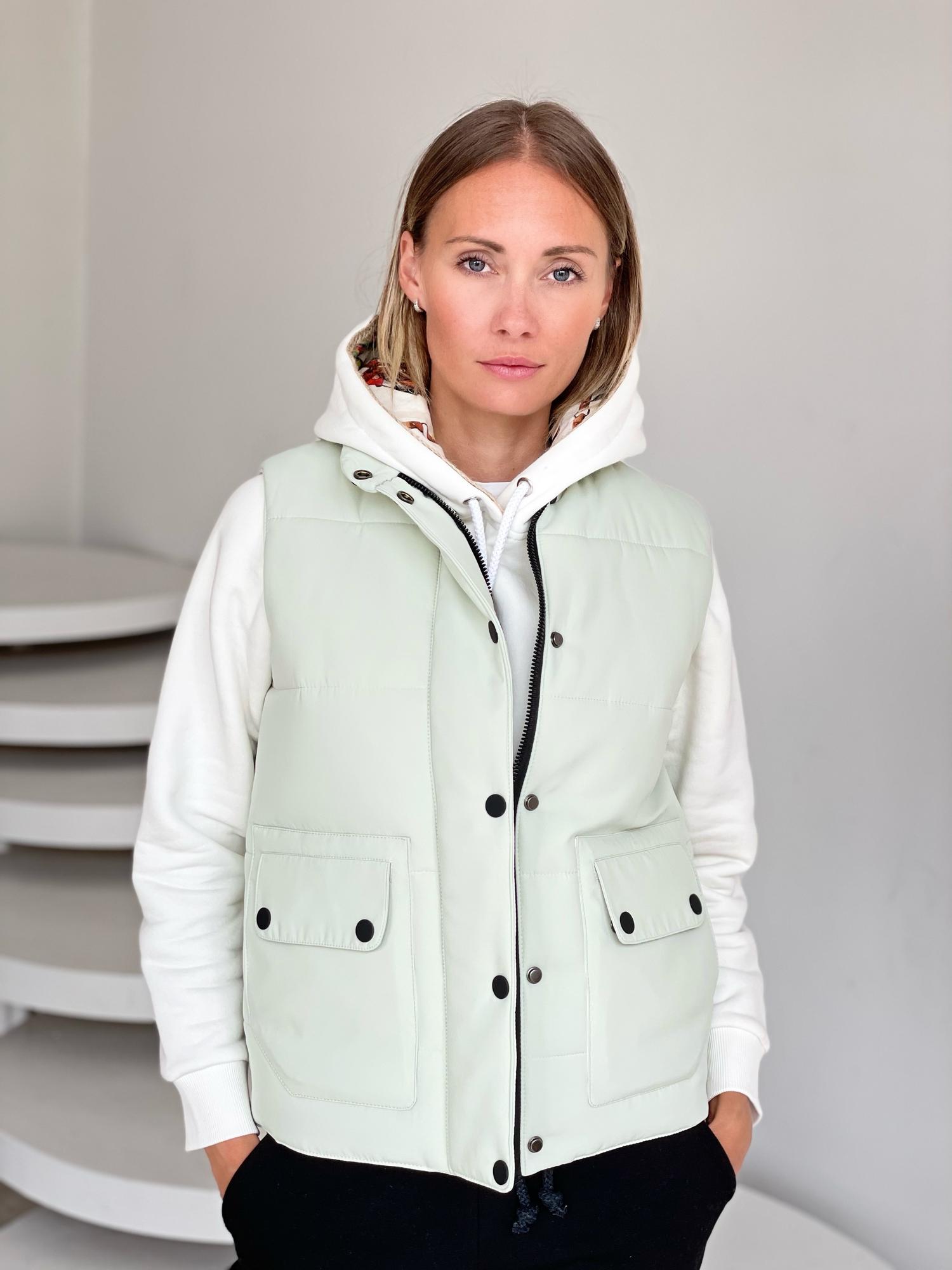 Жилет в оливковом цвете