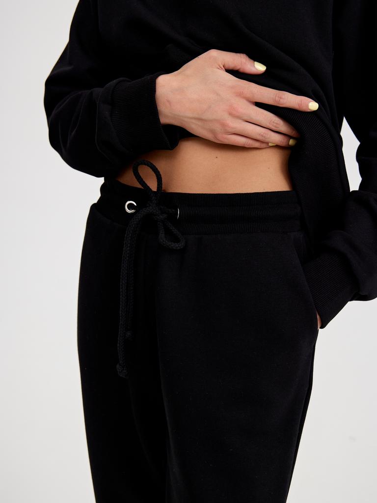 Брюки в черном цвете прямого кроя (без утепления)