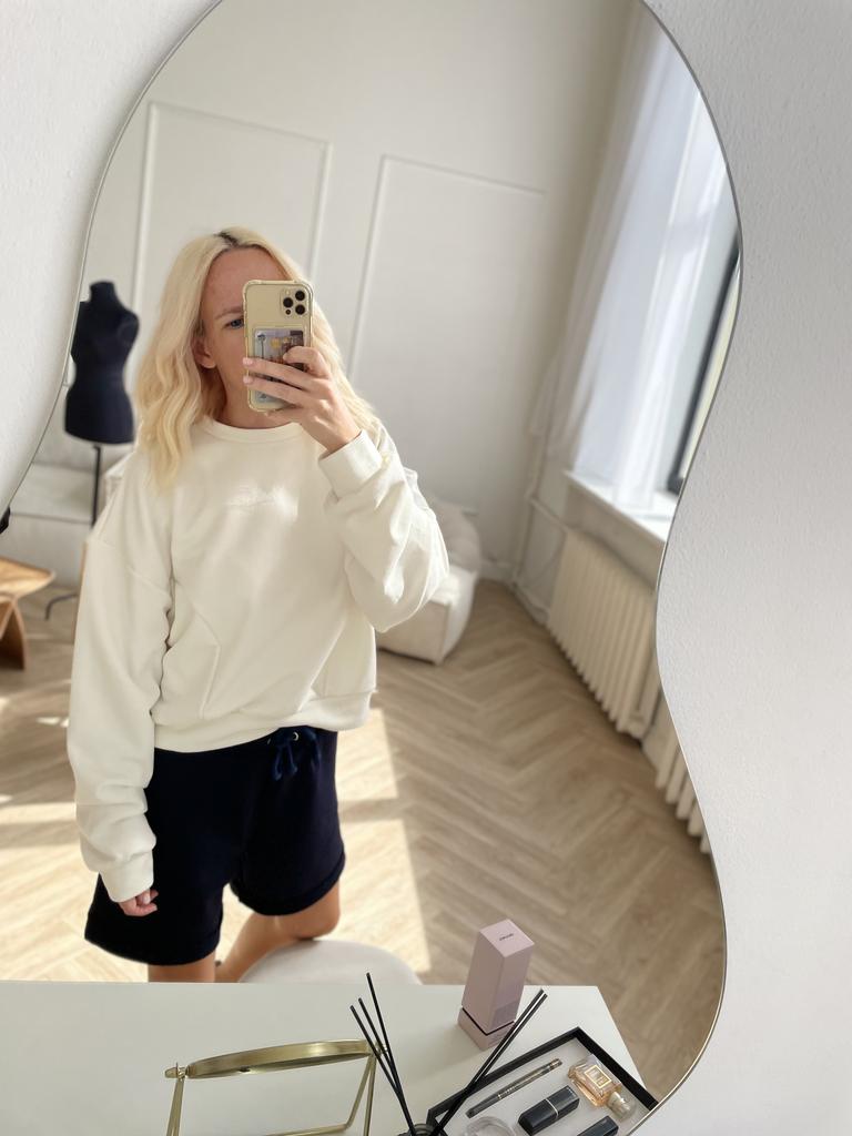 Свитшот в белом цвете