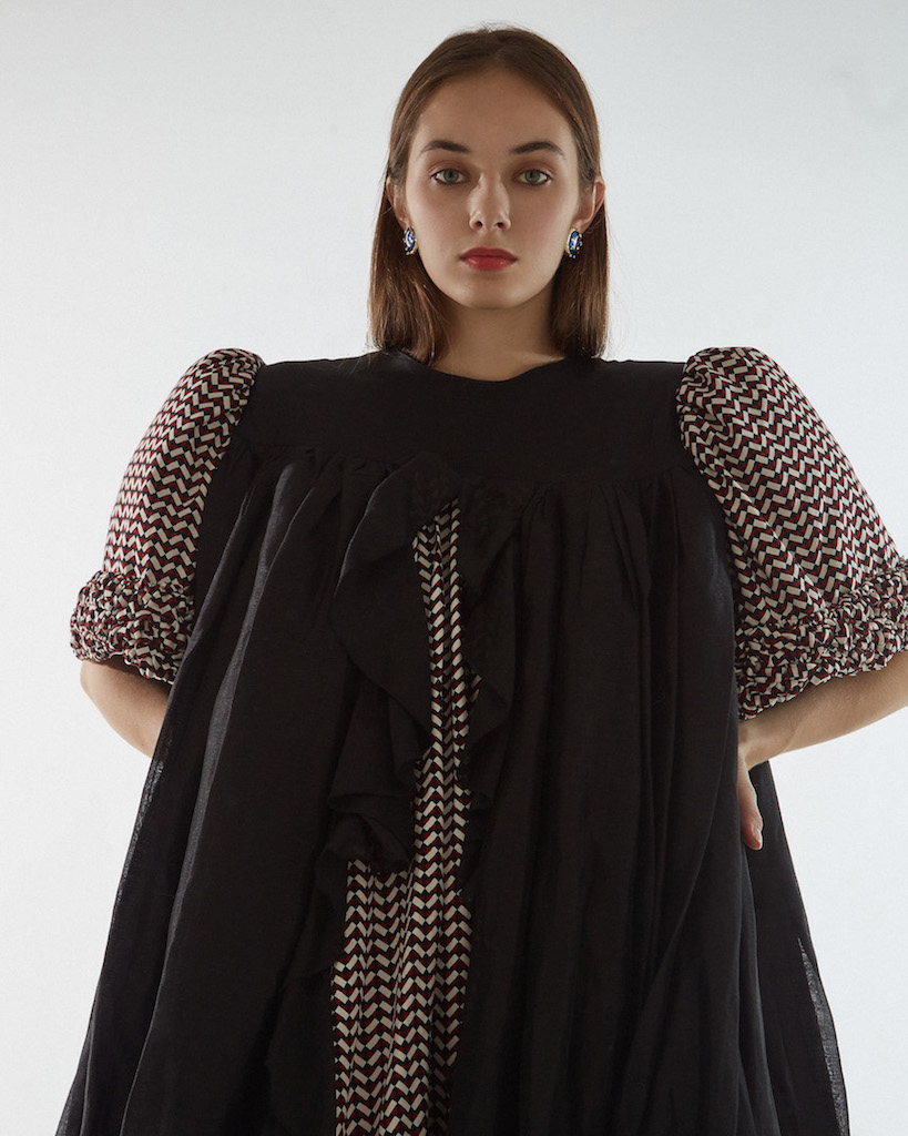 Платье черное с воланами