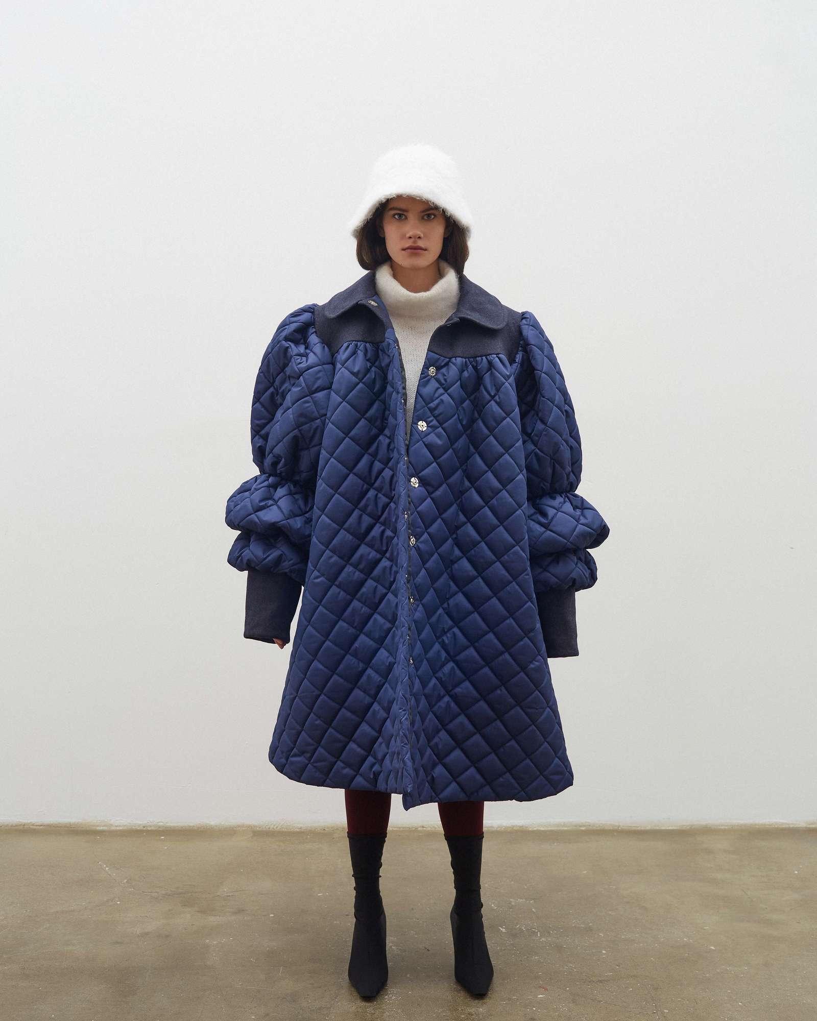 Стеганое синее пальто