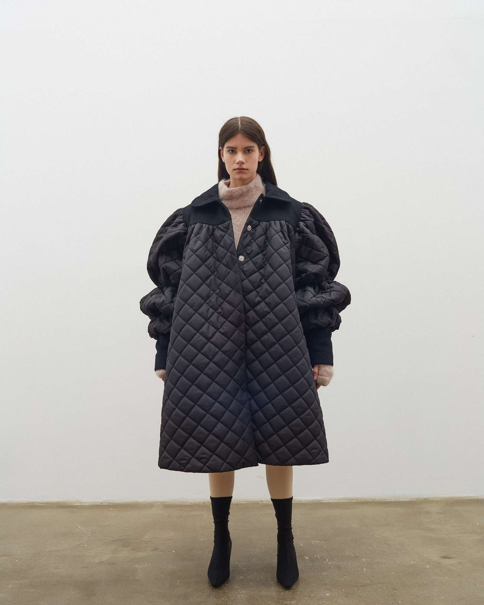 Стеганое черное пальто