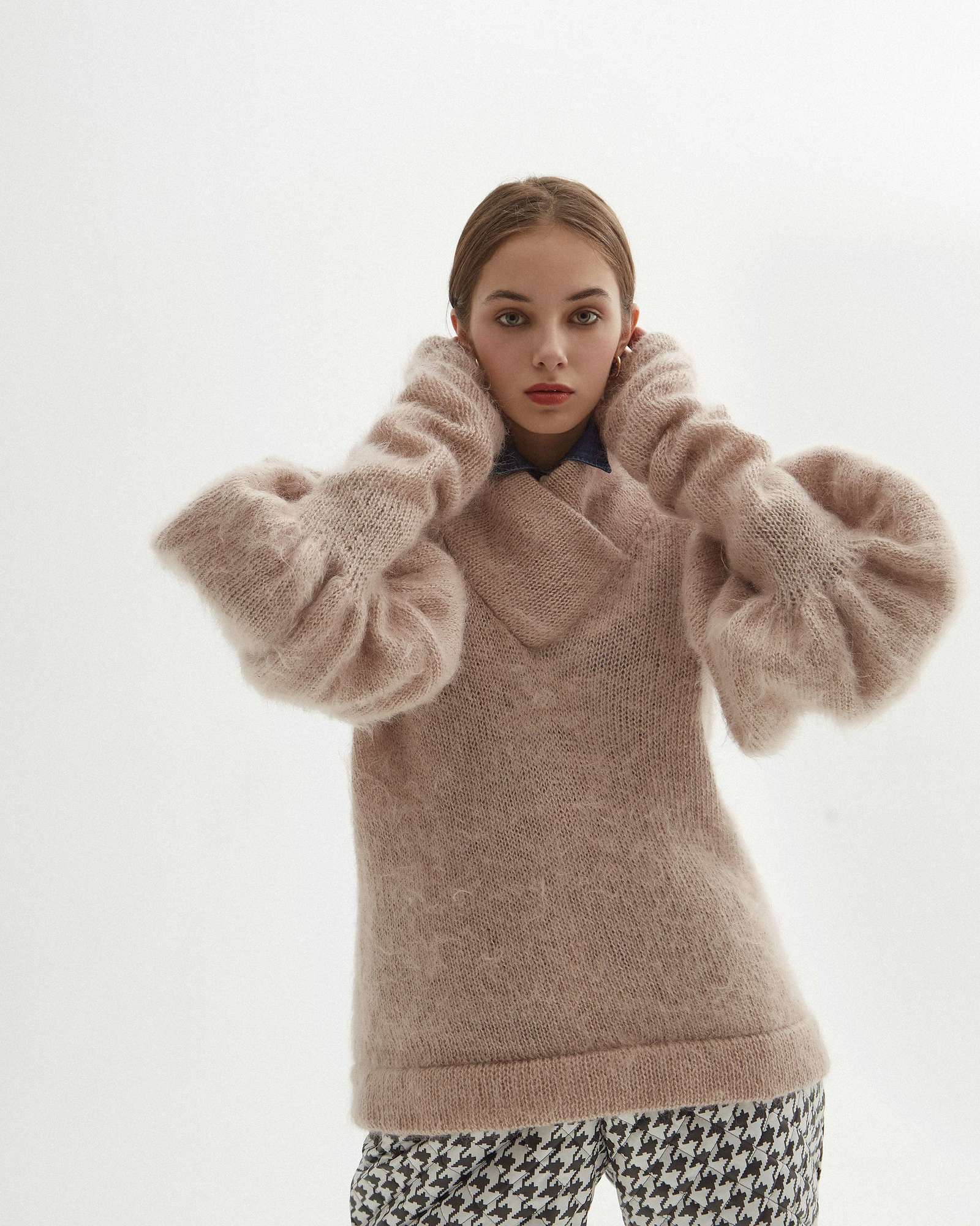 Мохеровый свитер со стойкой