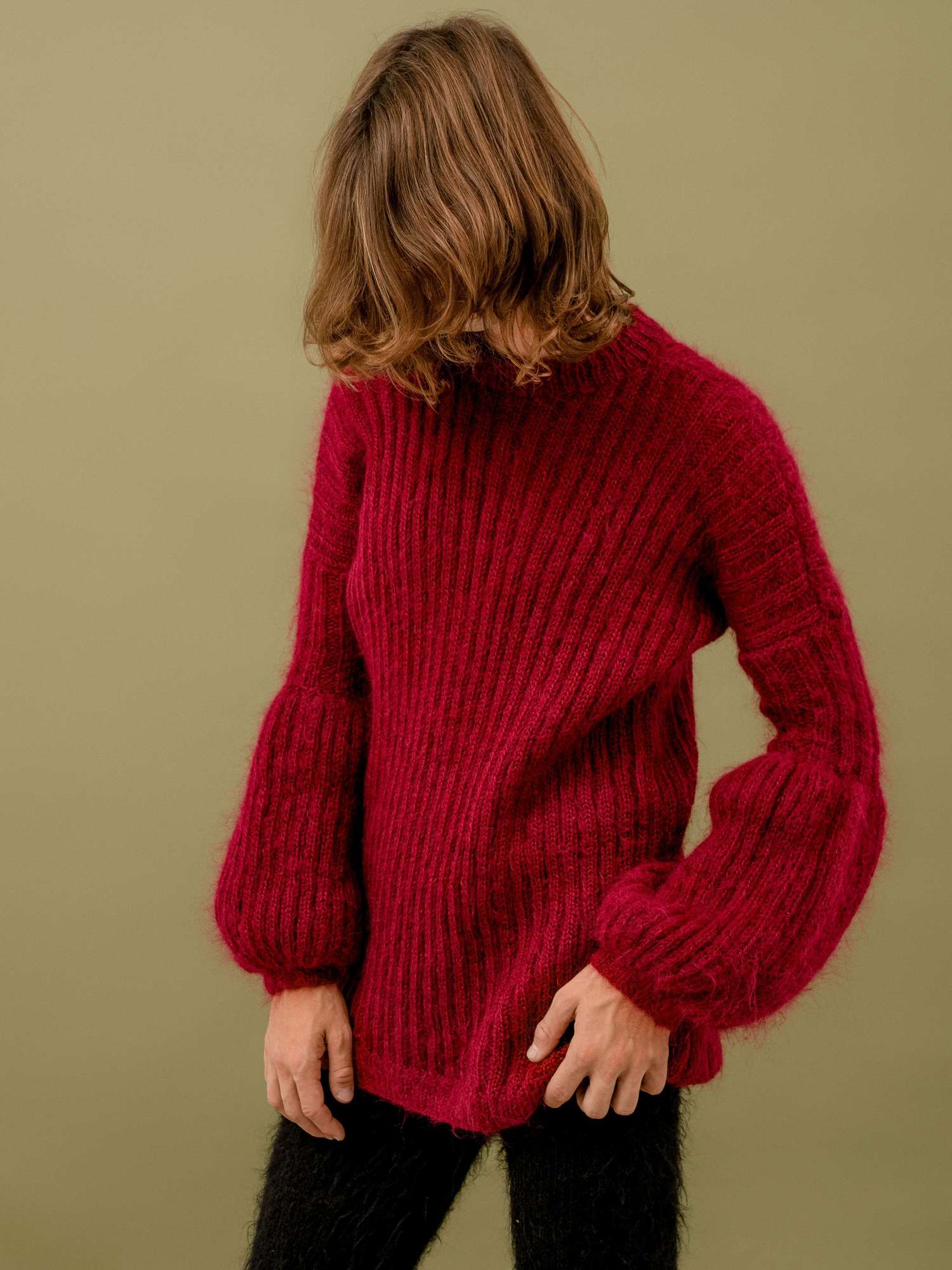 Бордовый свитер