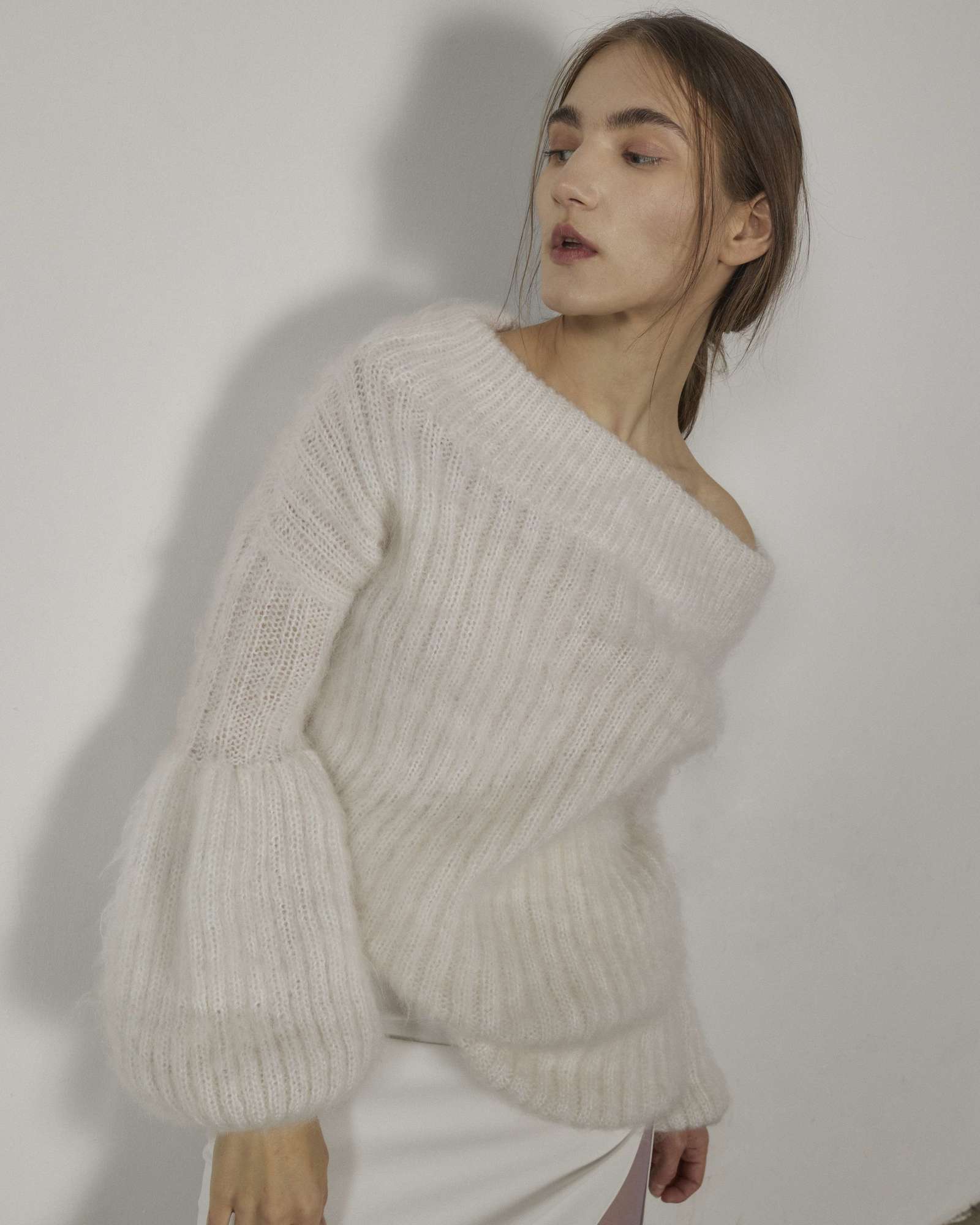 Свитер с открытыми плечами