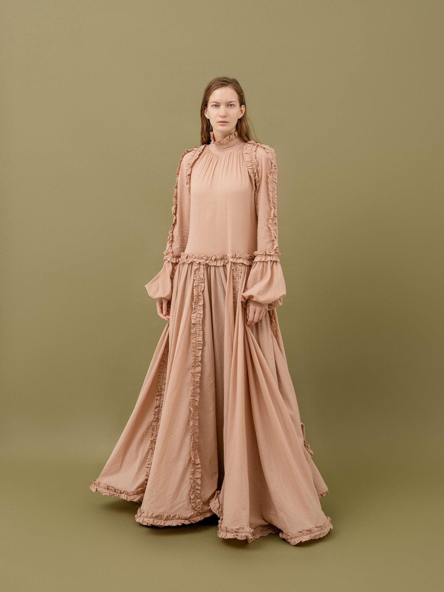 Бежевое платье