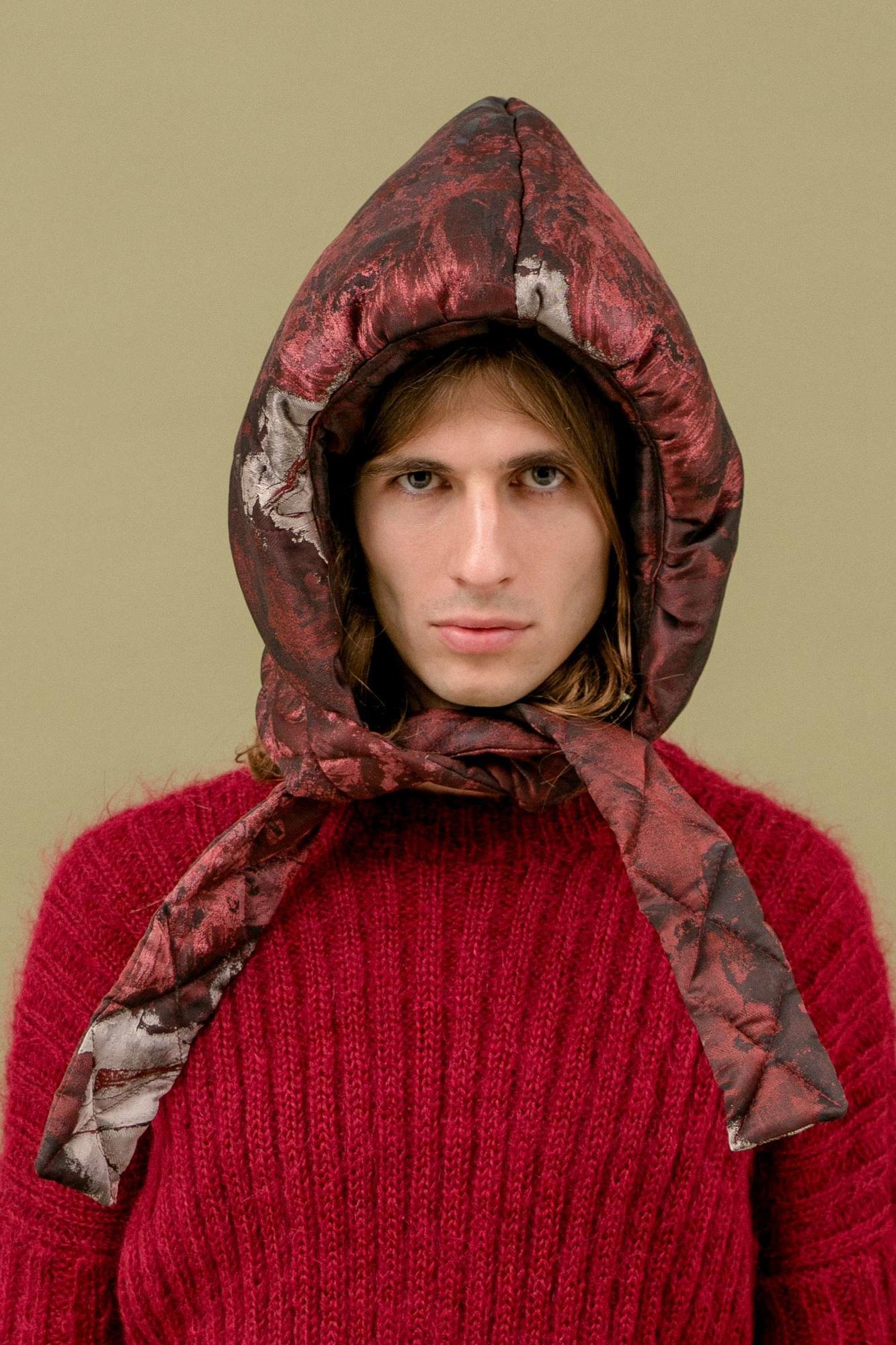 Бордовый чепец